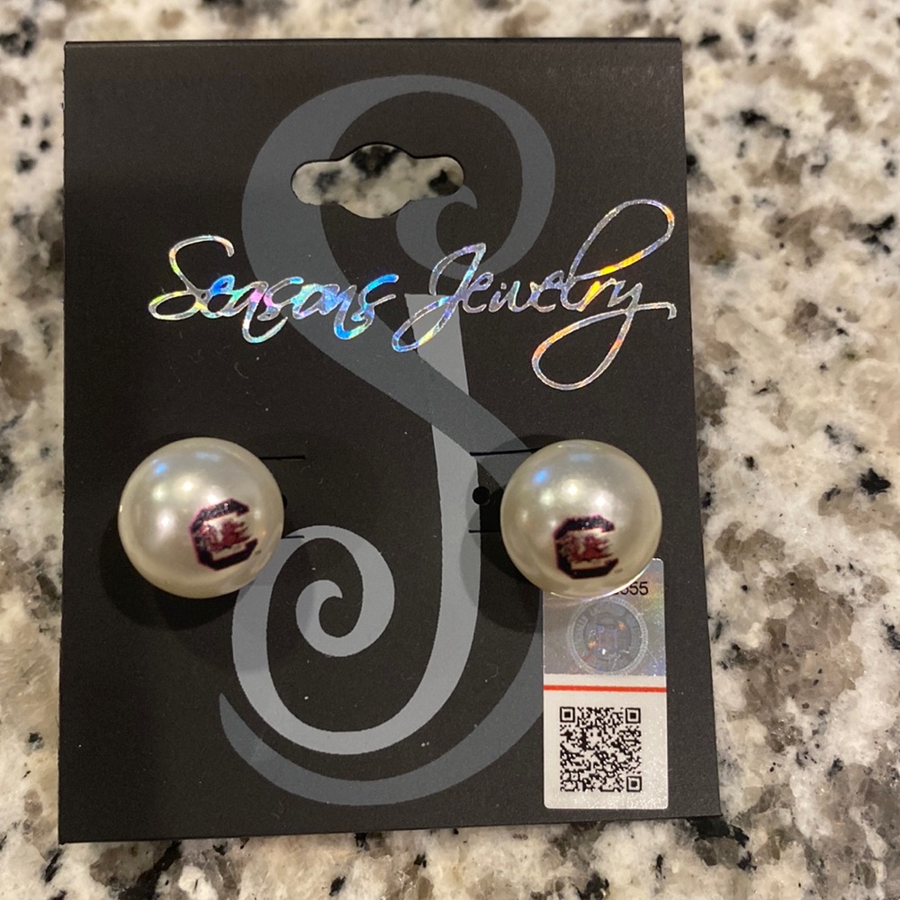 NWT Purchased at a boutique and never worm. Imitation pearl Gamecock earrings!